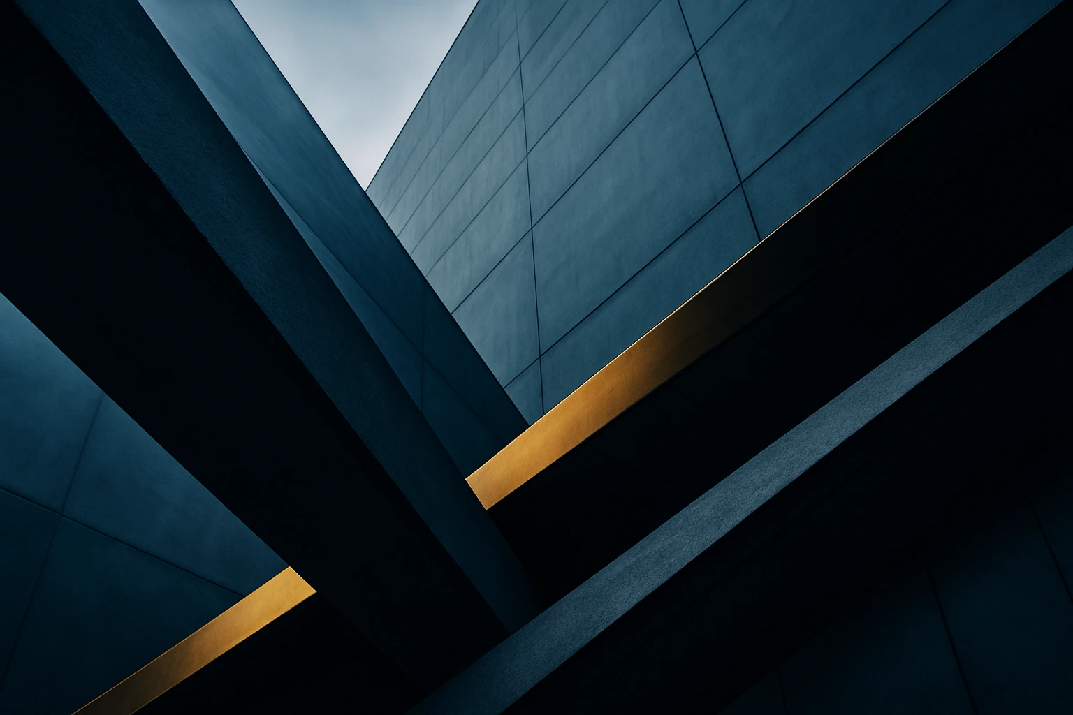 Sötét színű épületek és geometrikus formák kontrasztja, aranysávval.